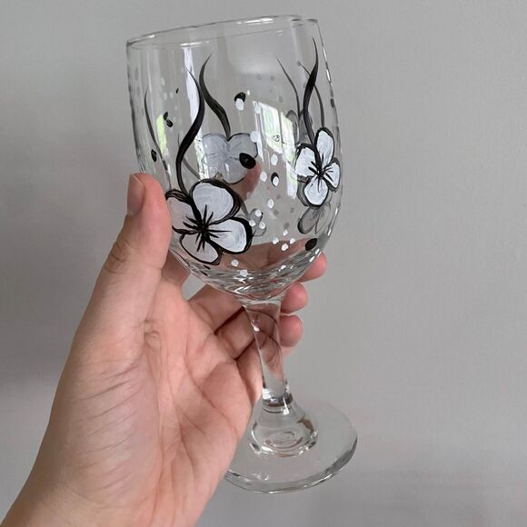 Set of 2 Hand Painted Floral Wine Glasses - Picture 2 of 7